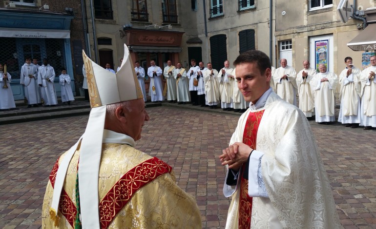 Quentin, ordonné prêtre à 29 ans à Bayeux : "une vocation claire"