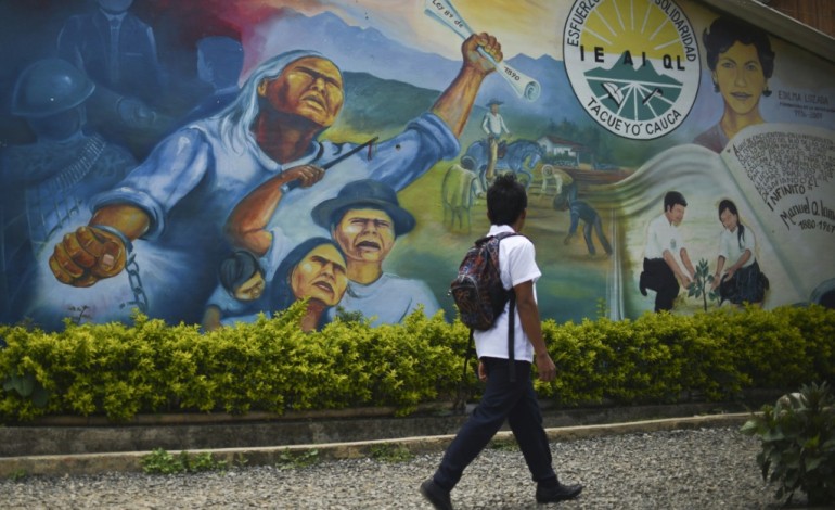 Tacueyó (Colombie) (AFP). Colombie: de la guérilla à la terre mère, le retour des jeunes indiens Nasa