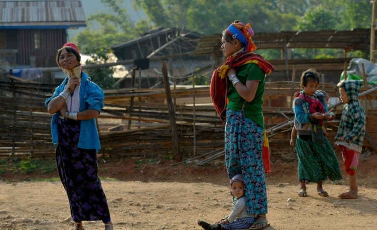 Panpet (Birmanie) (AFP). Birmanie: les "femmes girafes" rêvent d'un autre tourisme pour leur région