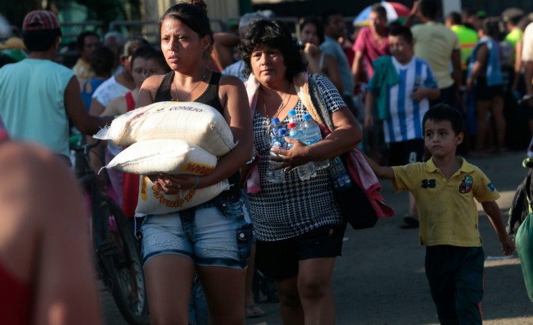 Manta (Equateur) (AFP). Equateur: les rescapés en colère face à la lenteur des secours