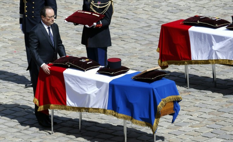 Paris (AFP). L'hommage de Hollande à trois soldats morts au Mali: "Ils ont tout donné"