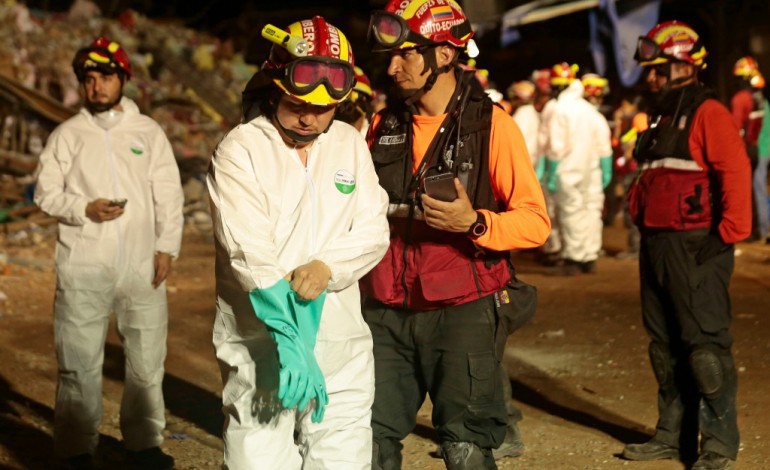 Pedernales (Equateur) (AFP). Equateur: la nouvelle secousse complique la tâche des secouristes 