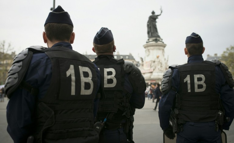 Paris (AFP). Nuit debout: incidents place de la République, un véhicule de police incendié