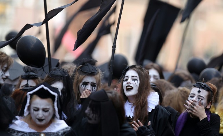 Gdansk (Pologne) (AFP). Pologne: 400 ans après, 400 pleureuses défilent pour la mort de Shakespeare