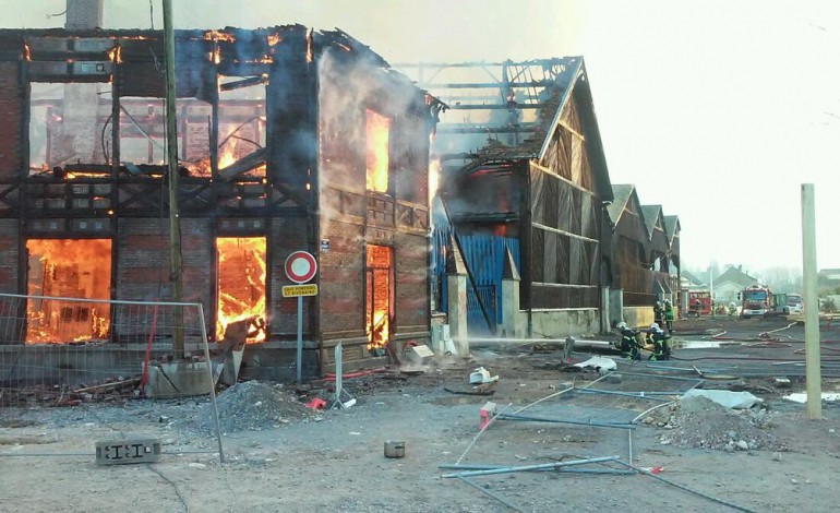 Un incendie ravage un bâtiment industriel sur la presqu'île de Caen (PHOTOS ET VIDEO)