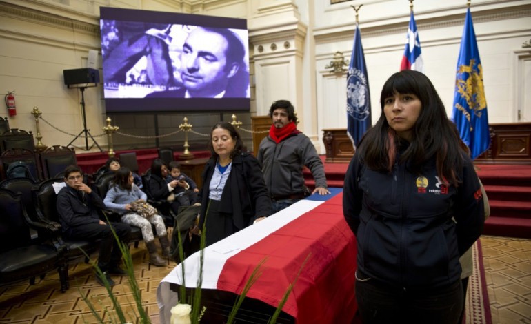Santiago du Chili (AFP). Le Chili rend hommage à Pablo Neruda qui retrouve sa sépulture