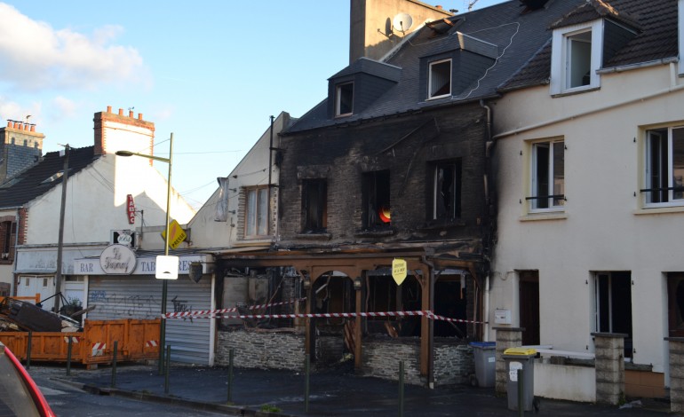 Cherbourg : une crêperie totalement ravagée par les flammes