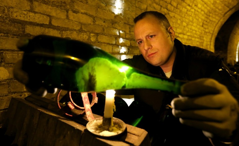Reims (AFP). Les "remueurs" de bouteilles, moines copistes du champagne