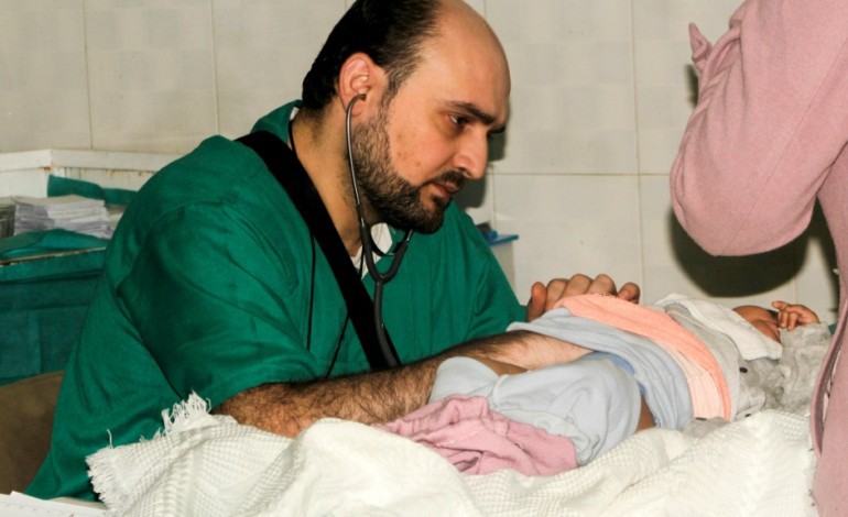 Alep (Syrie) (AFP). Alep pleure le pédiatre "resté dans l'enfer" pour sauver les enfants