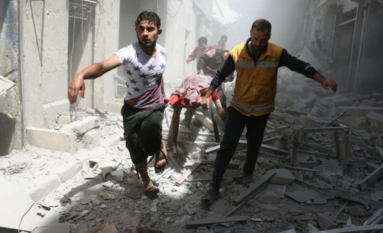 Alep (Syrie) (AFP). Syrie: Alep meurtrie par de nouveaux raids, plus de 20 morts