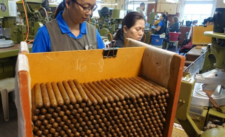Tampa (Etats-Unis) (AFP). Etats-Unis: la dernière usine à cigares de Tampa menacée de partir en fumée