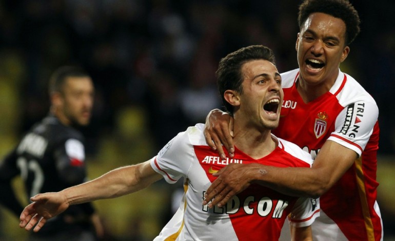 Paris (AFP). Ligue 1: Monaco met la pression, Nice craque