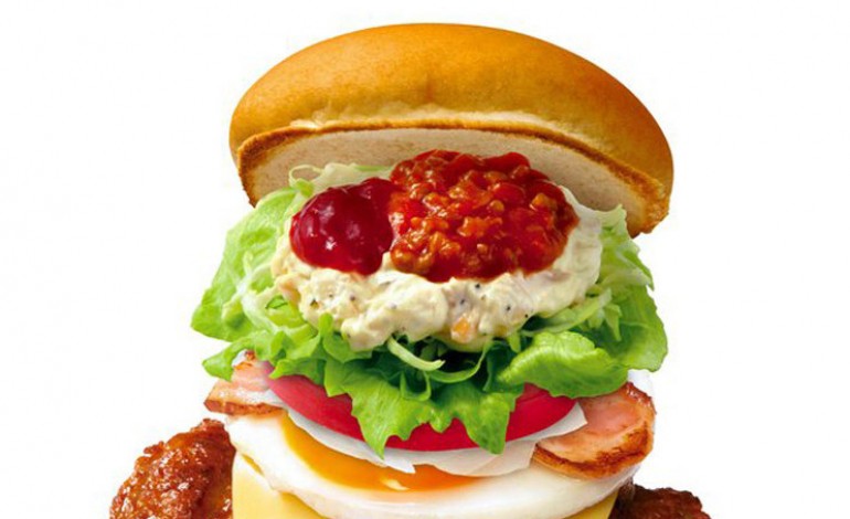 Seriez-vous capable de finir cet hamburger japonais "avec tout dessus" ?