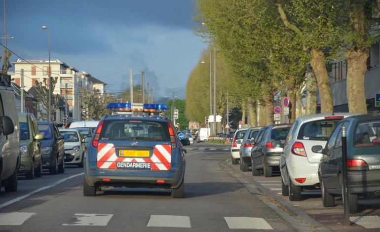 En Seine-Maritime, il jette ses excréments sur les gendarmes