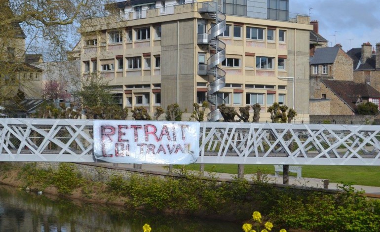 Des banderoles contre la loi travail déployées dans Alençon, le jour de l'examen du texte