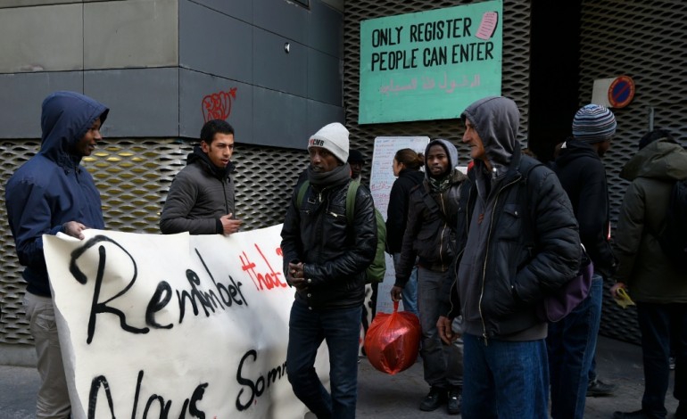 Paris (AFP). Heurts entre manifestants et policiers venus évacuer un lycée parisien occupé par des migrants