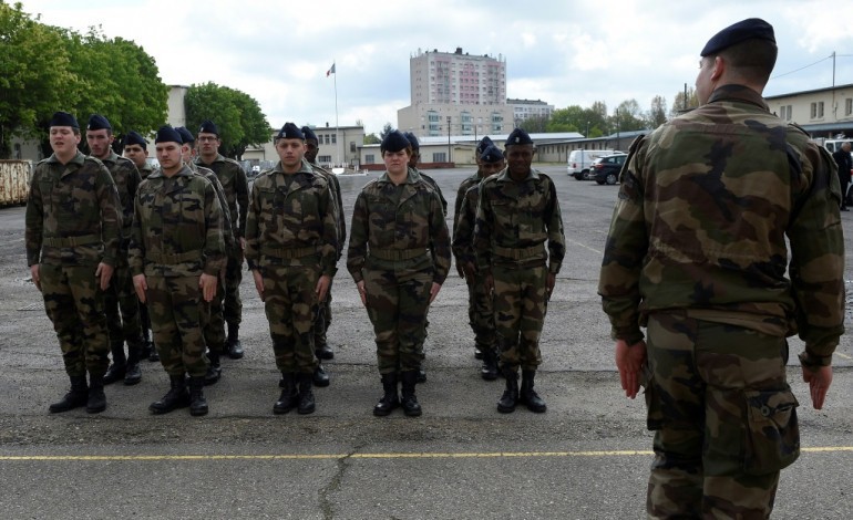 Montigny-lès-Metz (France) (AFP). Les jeunes du Service militaire volontaire s'apprêtent à quitter les casernes
