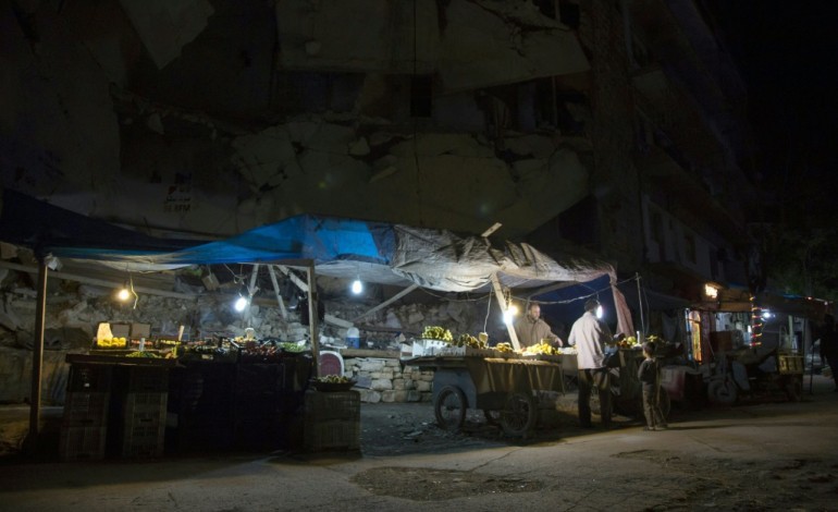 Alep (Syrie) (AFP). Syrie: 28 morts dans des raids contre un camp de déplacés, trêve à Alep