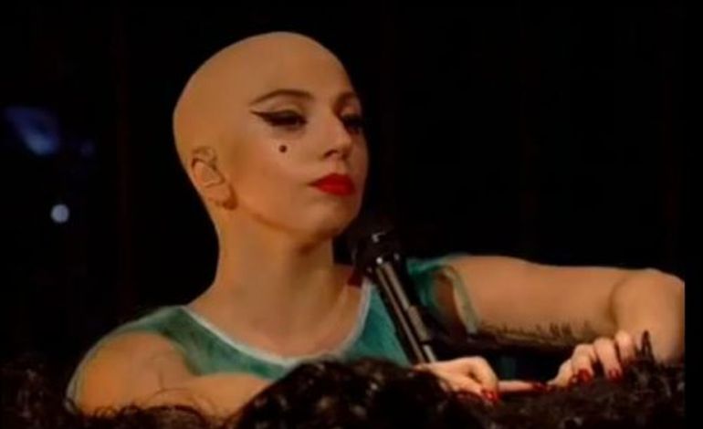 Lady Gaga chante chauve pour son single "Hair" : LOL!