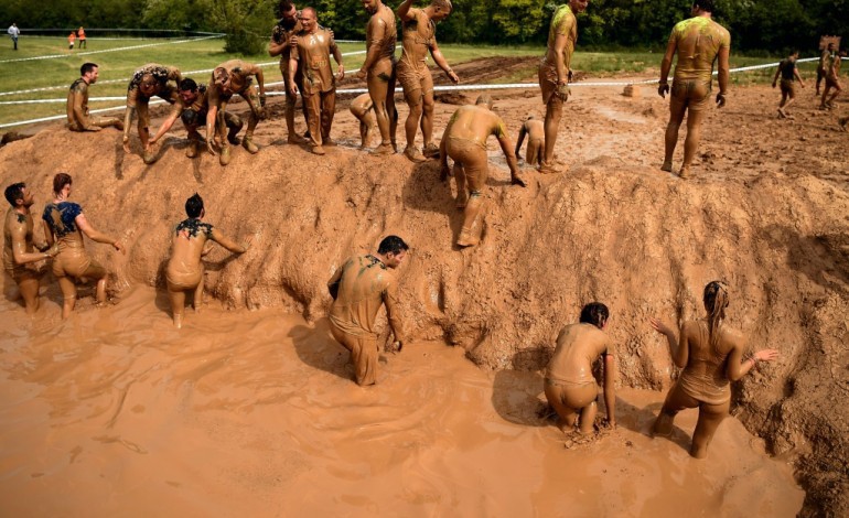 Beynes (France) (AFP). 4e édition du Mud Day Paris: 25.000 coureurs dans la boue jusqu'au bout