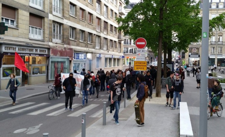 Loi Travail : une centaine de manifestants contre le 49-3 à Rouen, la permanence du PS dégradée