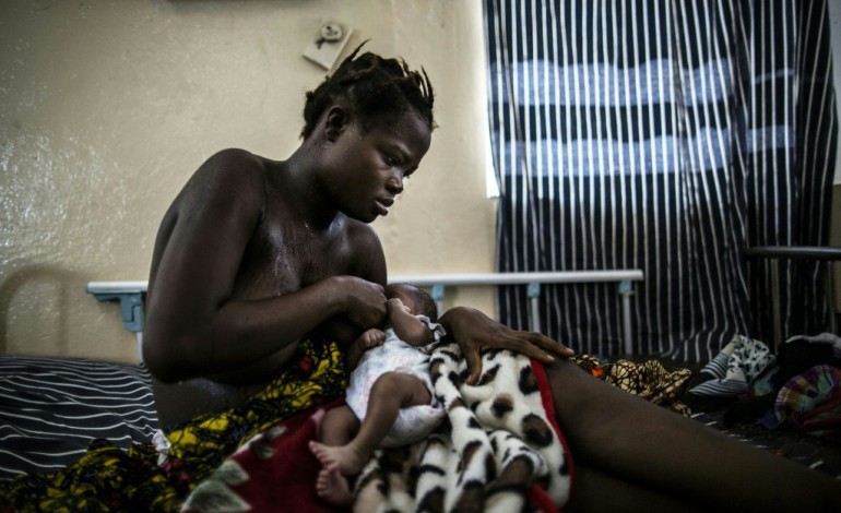Freetown (AFP). Seules et sans défense, le calvaire des mères adolescentes en Sierra Leone