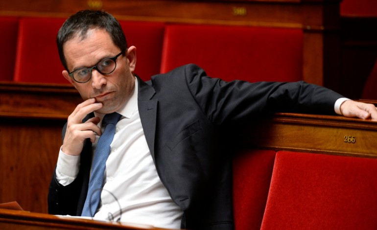 Paris (AFP). Benoît Hamon et Christian Paul (PS) écartent le vote d'une motion de censure de droite
