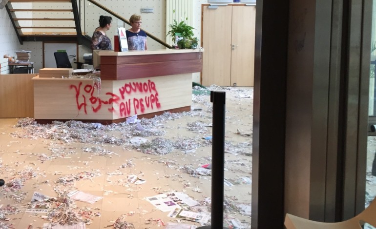 Loi Travail : une mairie saccagée près de Rouen, les élus dénoncent une "prise en otage" (photos)