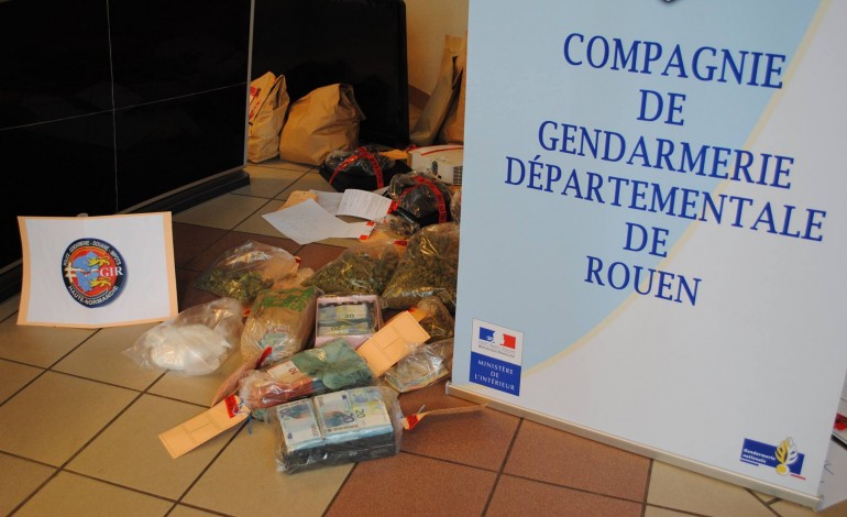30 kg de cannabis, 2 kg d'héroïne et 110 000 euros : en Normandie, vaste trafic de drogue démantelé