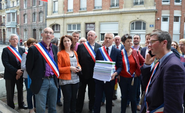 Nouvelle ligne Paris-Normandie : 3200 signatures remises à la SNCF pour préserver le tronçon Rouen-Yvetot
