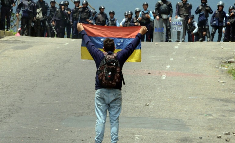 Caracas (AFP). Mesures répressives, appel à l'armée : le Venezuela au bord du chaos