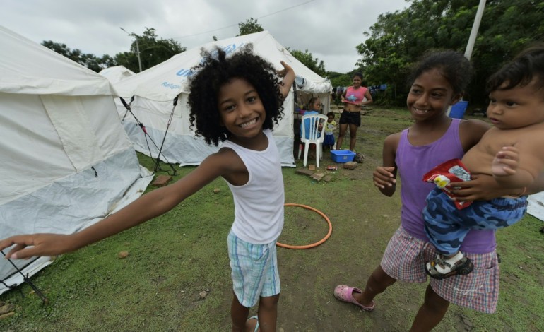 Pedernales (Equateur) (AFP). Séisme en Equateur: un mois après, une tente en guise de maison
