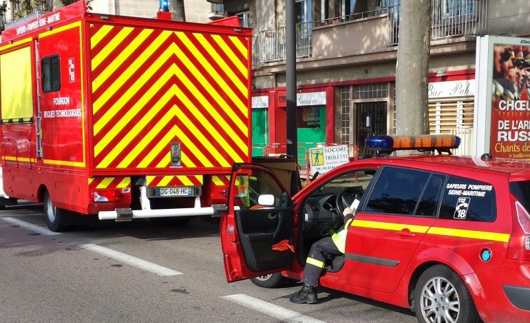 Au nord de Rouen, un mort et un blessé grave dans l'accident entre un camion et une voiture