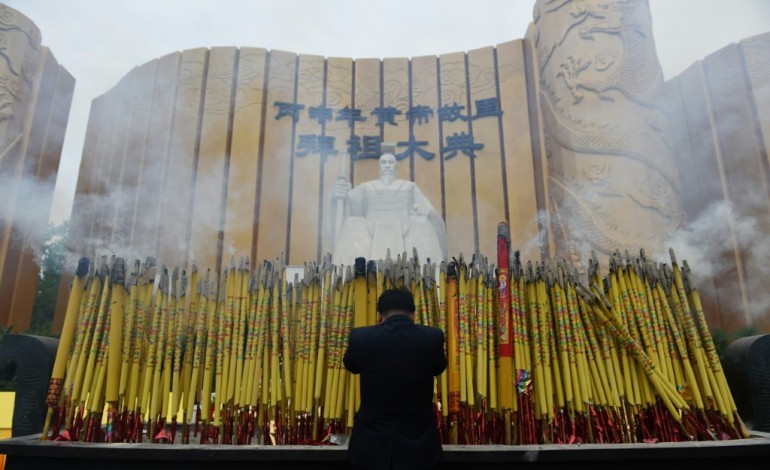 Xinzheng (Chine) (AFP). La Chine ravive le culte de l'Empereur jaune, son ancêtre mythique