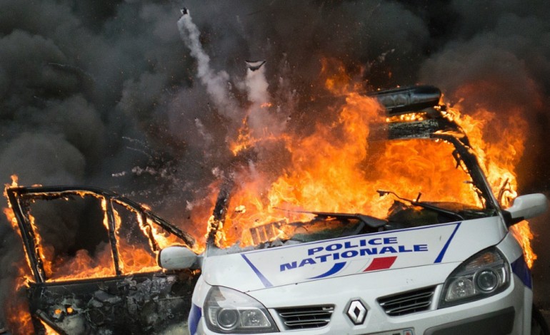 Paris (AFP). Voiture de police incendiée à Paris: trois hommes en garde à vue 