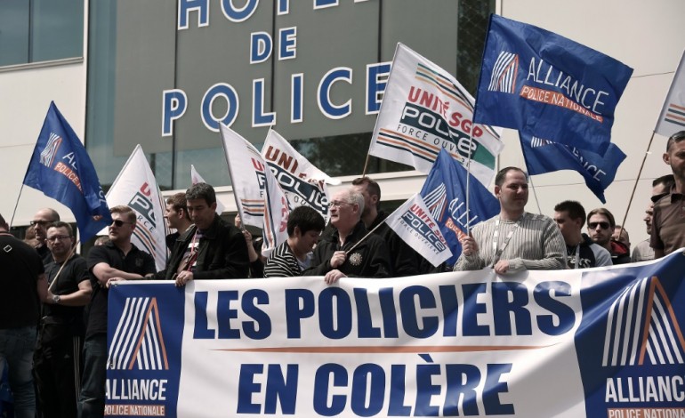 Paris (AFP). La presse comprend la colère des policiers