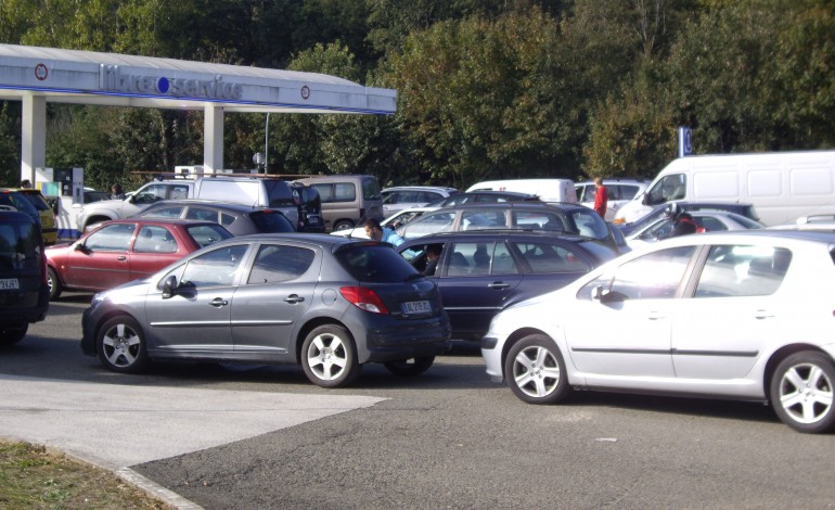 Pénurie de carburant en Normandie : des files de voitures interminables devant les stations-service