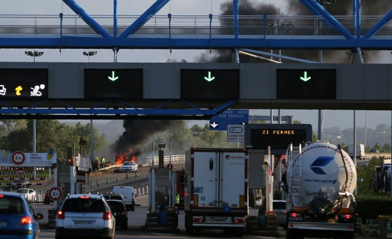 Paris (AFP). Valls prêt à faire lever les blocages des ports, raffineries et aéroports 