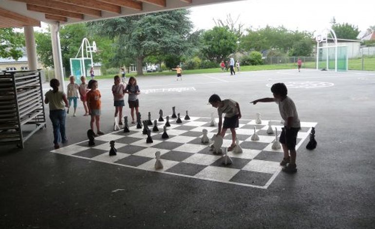 Un jeu d'échecs géant pour une école de Caen