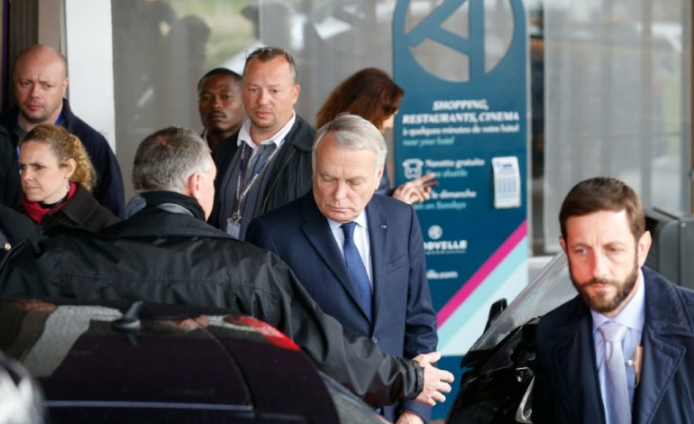 Aéroport de Roissy (France) (AFP). Avion d'Egyptair: des familles de passagers arrivent à Roissy