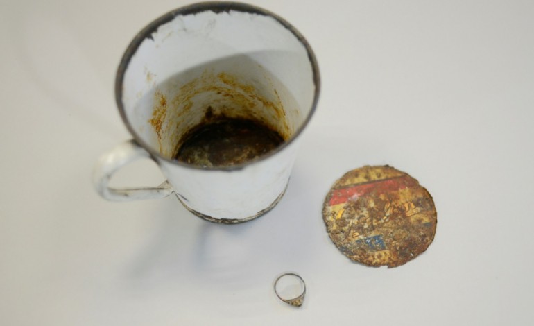 Oswiecim (Pologne) (AFP). Des bijoux en or cachés dans le double fond d'une tasse retrouvée à Auschwitz