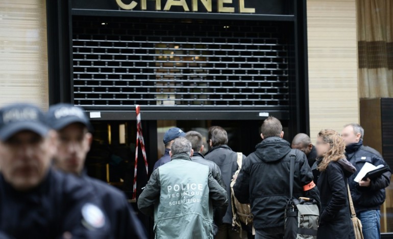 Paris (AFP). Braquage dans une boutique de bijoux Chanel à Paris, les voleurs en fuite