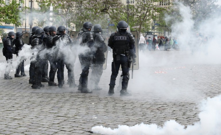Paris (AFP). Voiture de police incendiée: quatre suspects devant un juge