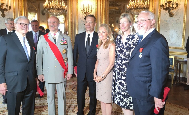 Débarquement de Normandie : Tom Hanks reçoit la Légion d'Honneur pour son travail sur la mémoire