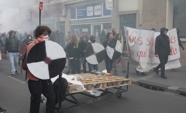 Manifestation contre la loi Travail à Rouen : boucliers, marteaux et pétards saisis