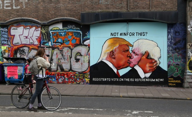 Londres (AFP). Un baiser de Donald Trump et Boris Johnson pour mettre en garde contre un Brexit