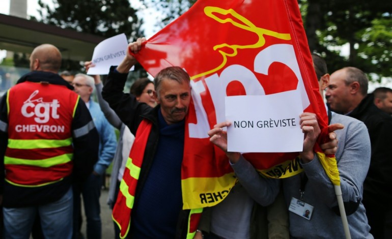Paris (AFP). La CGT joue "gros" et avec "le feu", estime la presse