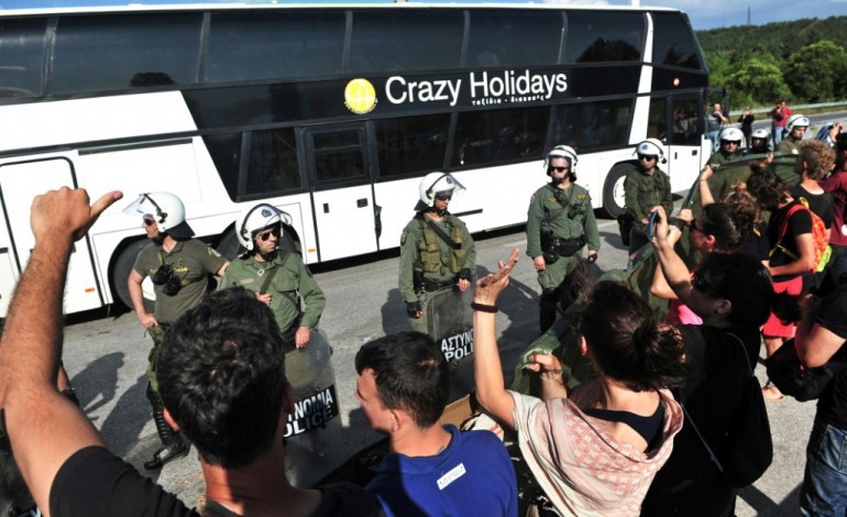 Idomeni (Grèce) (AFP). Migrants: l'évacuation du camp d'Idomeni se poursuit