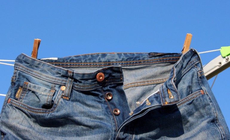 Pourquoi y-a-t'il une toute petite poche sur les jeans dans laquelle on ne peut mettre que deux doigts ?