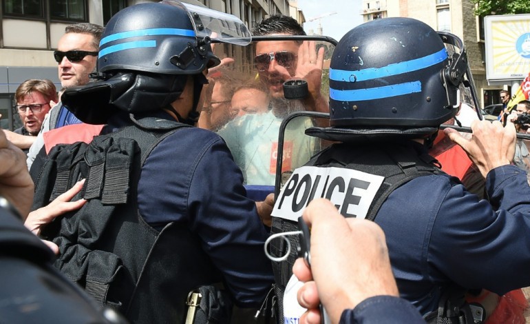 Paris (AFP). Face à un risque de paralysie du pays, l'Etat prend des mesures d'exception